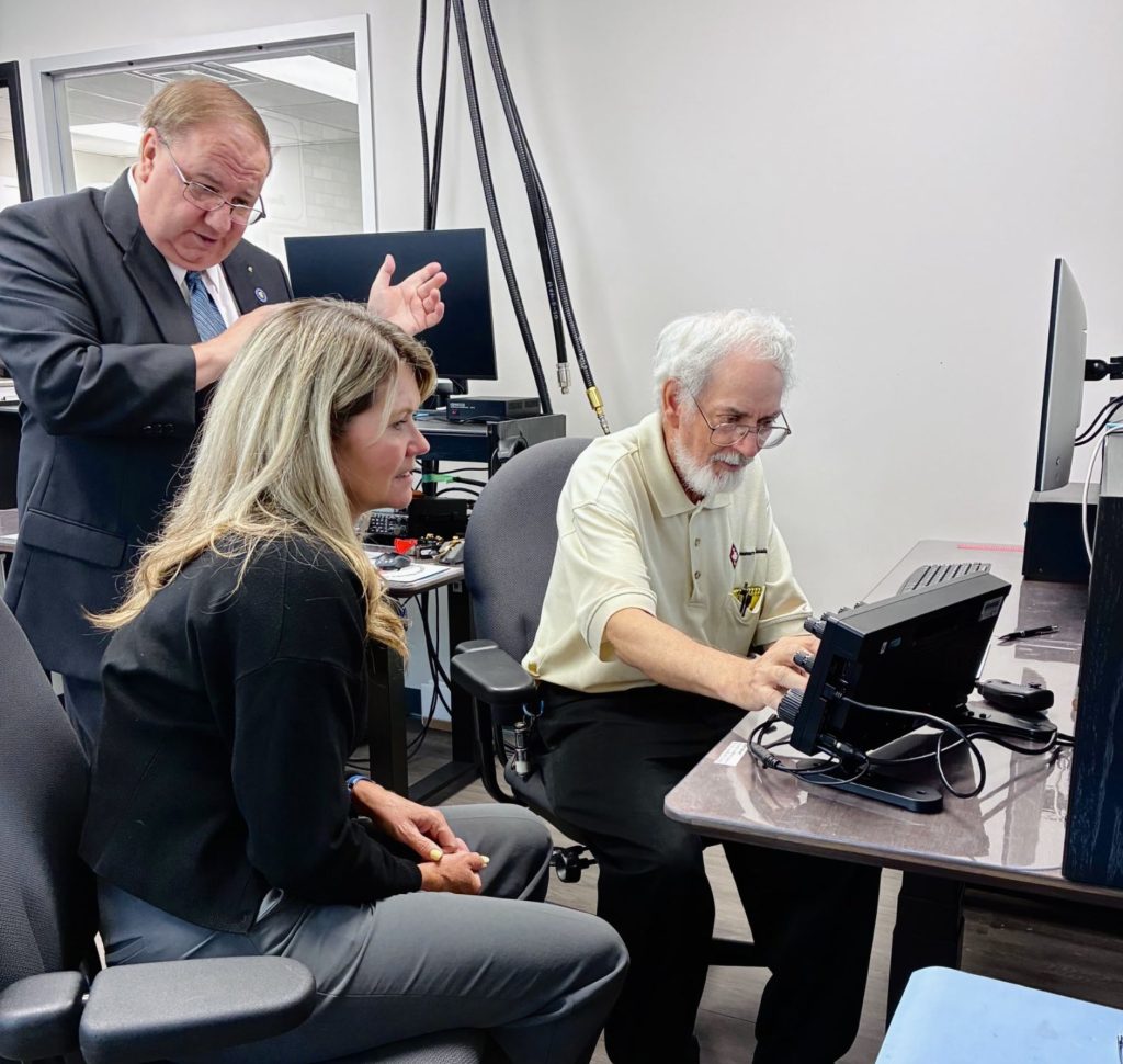 Ontario Minister of Emergency Preparedness Jill Dunlop, RAC President Al Boyd, VE3AJB and RAC VE3RHQ Station Manager Mike Kelly, VE3FFK at RAC HQ